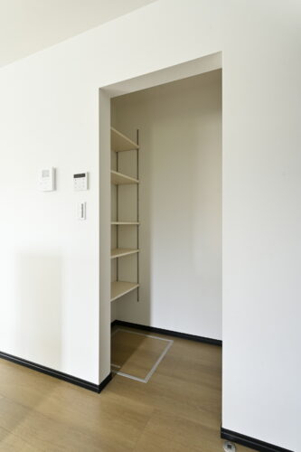 キッチン横にある便利なパントリー