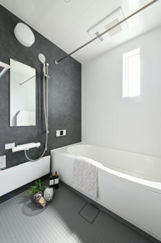 光が差し込む明るい浴室