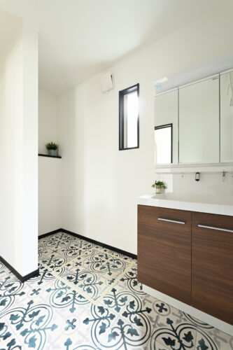 おしゃれなクッションフロアで毎朝の支度も気分が上がる洗面室