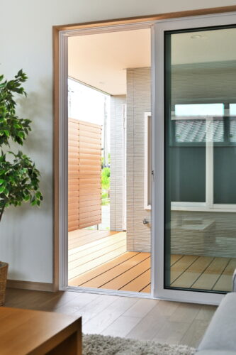 脱衣所→ウッドデッキ、リビング→ウッドデッキ行けちゃいます