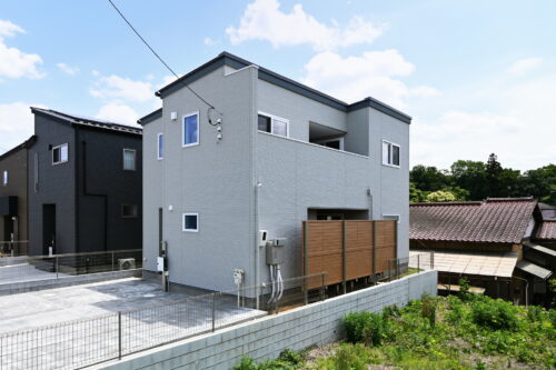 ウッドデッキスペースには目隠しフェンスあり◎