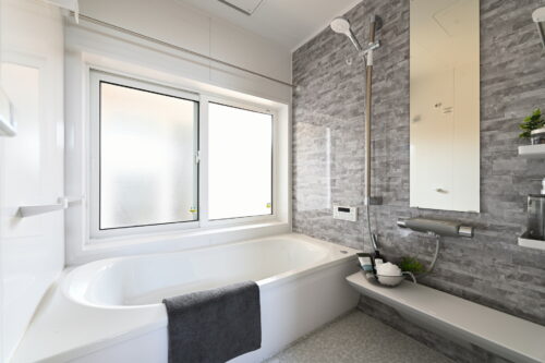 浴室内の窓の先にはリビングのため全開にしても◎