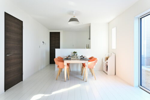 人気の対面キッチンです。落ち着く空間のダイニングスペース