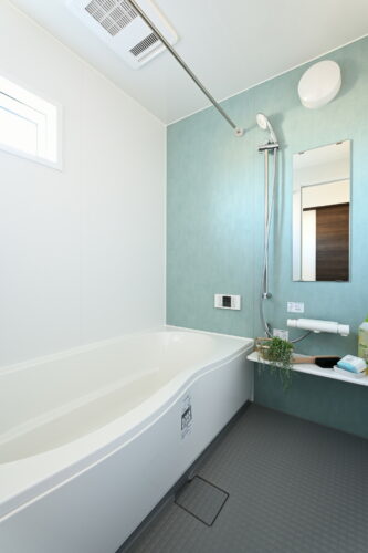 光が差し込む明るい浴室