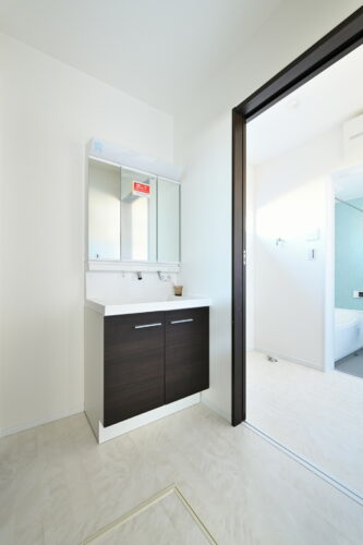 おしゃれなクッションフロアで毎朝の支度も気分が上がる洗面室