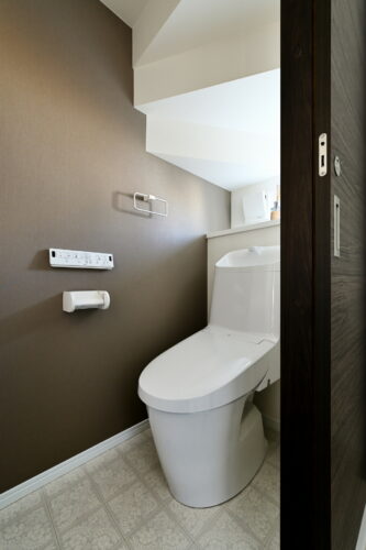 おしゃれなクロスのトイレ空間