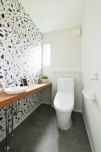 おしゃれなクロスのトイレ空間