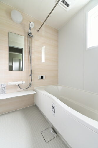 光が差し込む明るい浴室