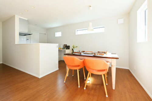 人気の対面キッチンです。落ち着く空間のダイニングスペース