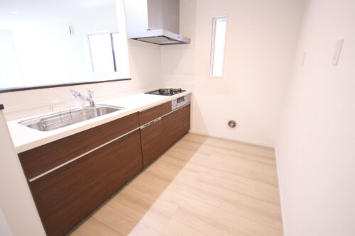 人気の対面キッチンです。落ち着く空間のダイニングスペース