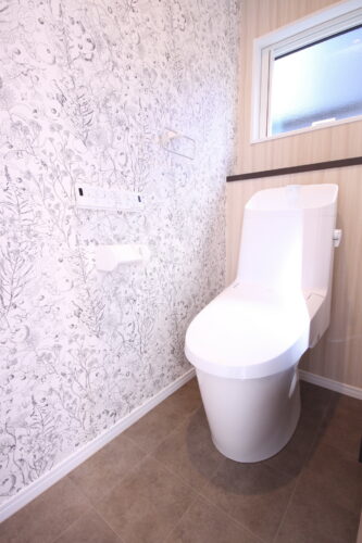 おしゃれなクロスのトイレ空間