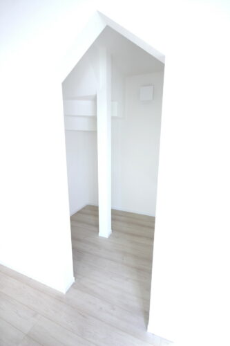 リビングにあるおしゃれな垂れ壁収納