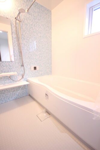 光が差し込む明るい浴室